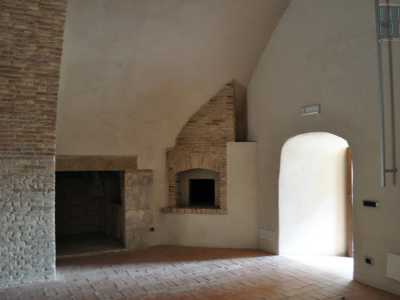 Attraversiamo l�ingresso della torre e passando da una stanza con forno e caminetto (prova del fatto che il castello fosse diventato negli anni una masseria fortificata)...